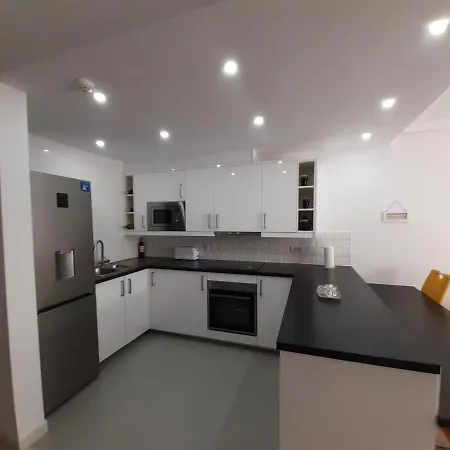 Recently Refurbished, Large, 1 Bed Apartment, In Quiet Location Apartman *