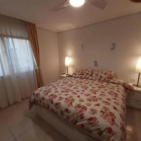 Recently Refurbished, Large, 1 Bed Apartment, In Quiet Location Apartman