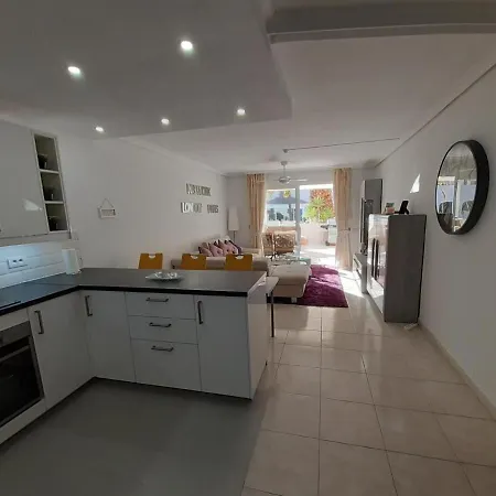 Recently Refurbished, Large, 1 Bed Apartment, In Quiet Location Apartman Chayofa