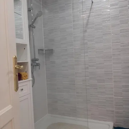 Recently Refurbished, Large, 1 Bed Apartment, In Quiet Location Apartman *